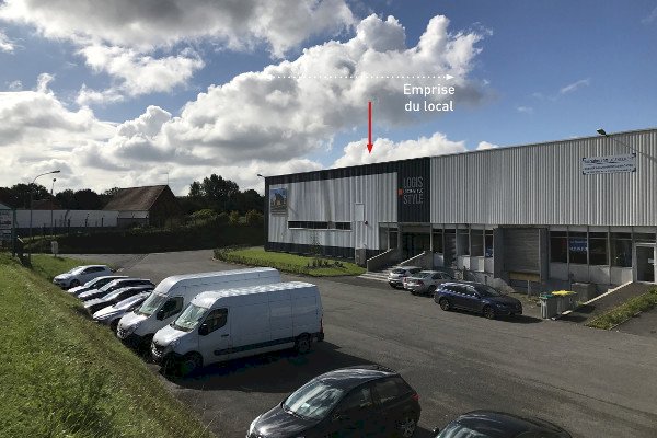 Local commercial / entrepôt de 727m² avec bureaux à louer Longuenesse